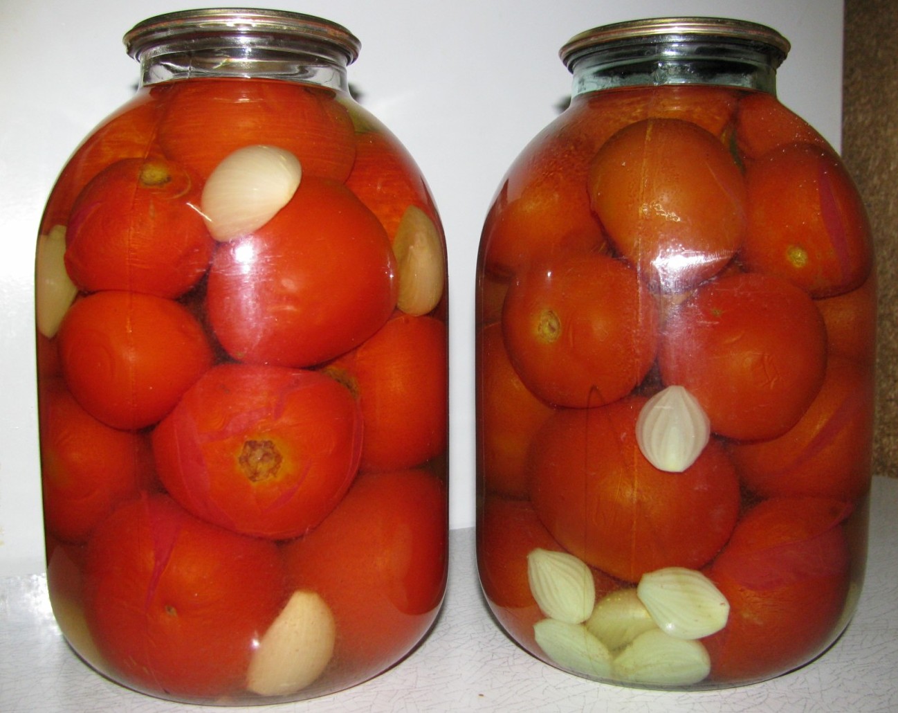 Мариную помидоры на зиму. Консервирование помидоров. Консервированные помидоры. Помидоры под капроновой крышкой. Консервированные томаты.